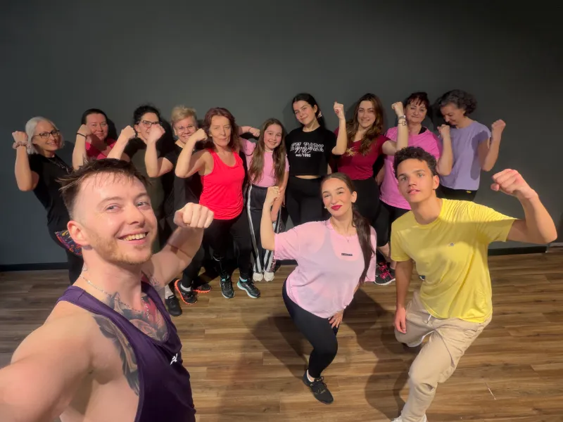Tréner Fusion Academy so svojou skupinou